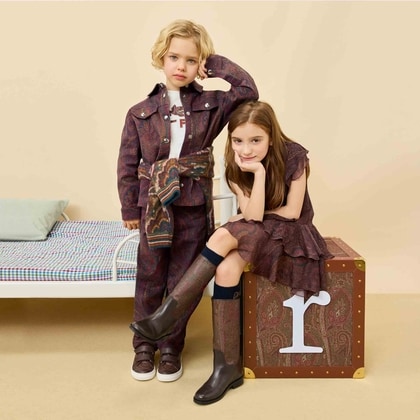 Two kids wearing Etro Kids clothing of FW25 collection with Arnica print