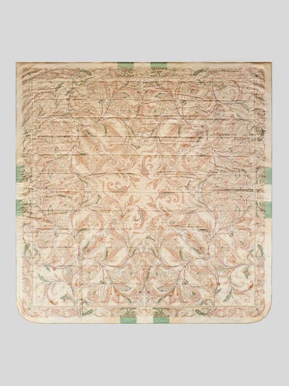 KING-SIZED COTTON QUILT WITH PLACED PAISLEY FOLIAGE PRINT