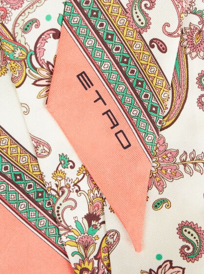 SILK PAISLEYINA WITH LEAFY MOTIF