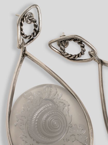 EARRINGS WITH CAMEO SHELL