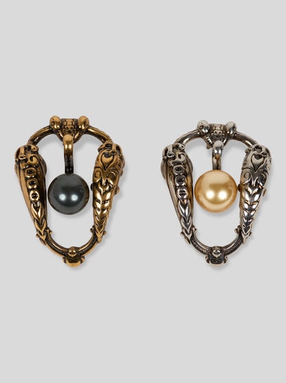 EARRINGS WITH PEARL BEAD AND ANIMAL BUCKLE