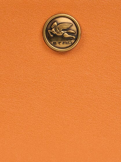 LEATHER CARD HOLDER WITH PEGASO BUTTON