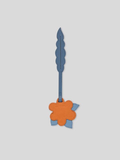 FULL-GRAIN LEATHER FLOWER CHARM