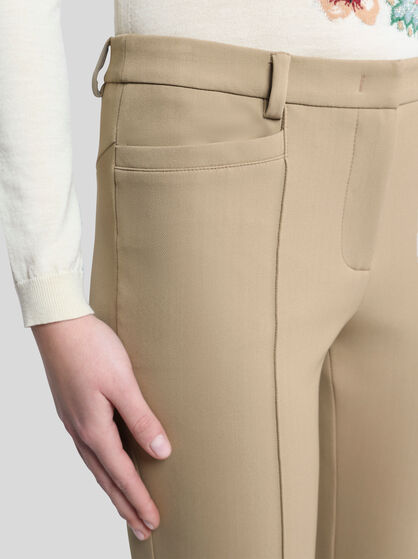 フィット&フレアパンツ