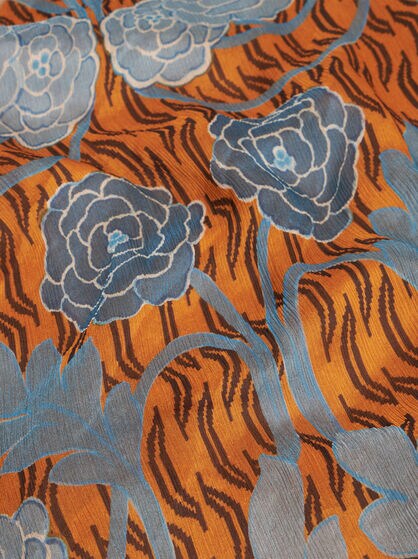 KLEID AUS BEDRUCKTER SEIDE