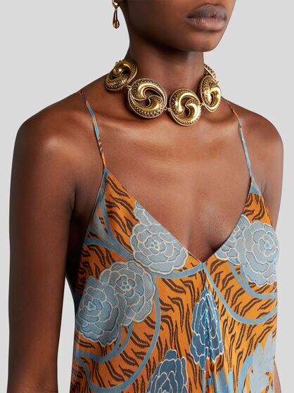 KLEID AUS BEDRUCKTER SEIDE