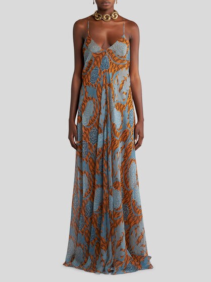 KLEID AUS BEDRUCKTER SEIDE