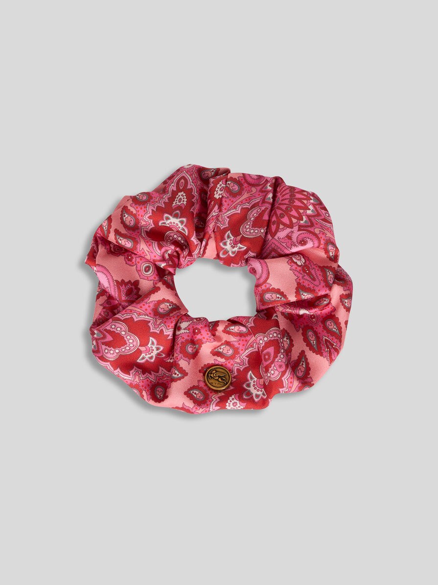 SILK SCRUNCHIE WITH MEDALLION AND PAISLEY MOTIF | Hair