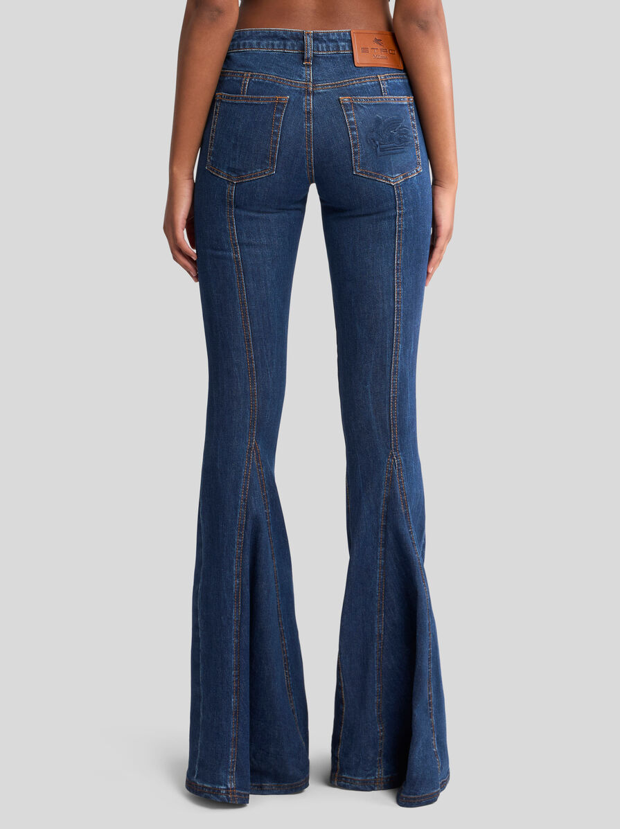 デニム・ジーパン ETRO SS25 Flared jeans (WRNB0022AD283 S8280) FLARED JEANS WITH EMBROIDERED REAR LOGO | Denim | ETRO